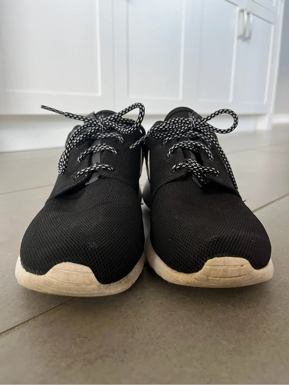 Nike Roshe Lightweight Sneakers - Picture 6 of 9